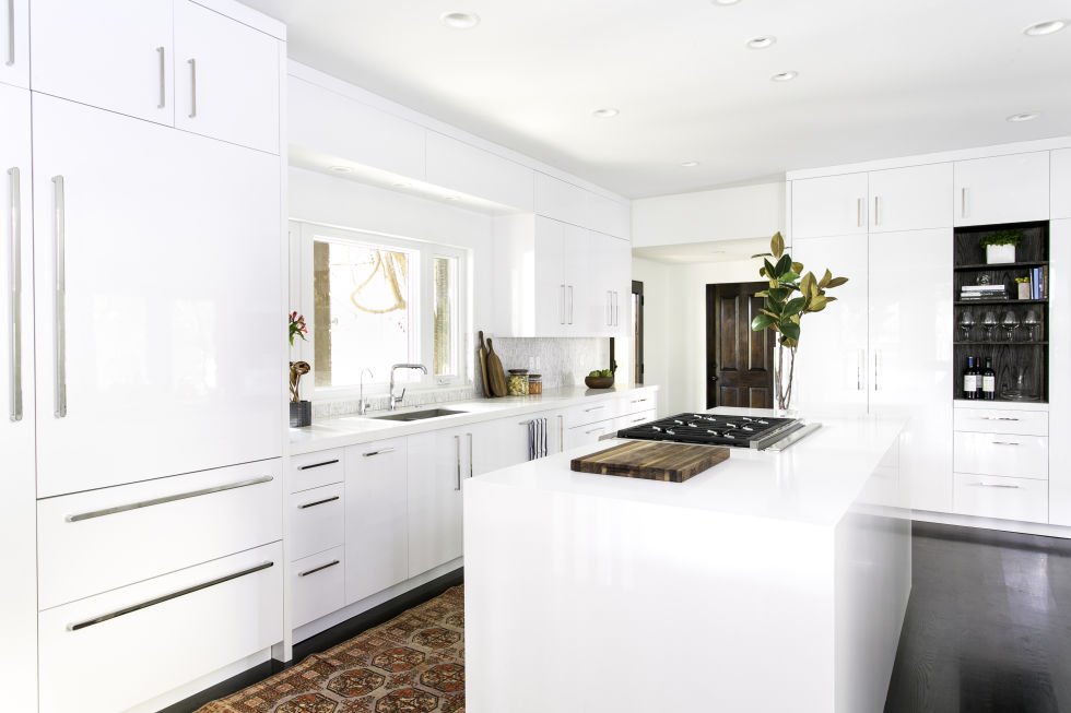 White Kitchen Cabinet Ideas for Vintage Kitchen Design 
