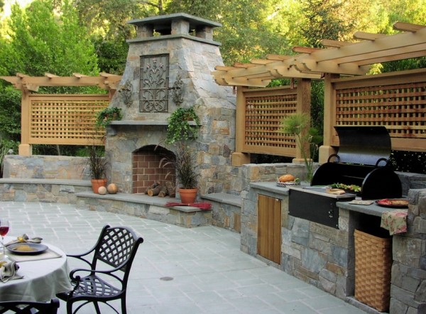 outdoor-kitchen-with-fireplace-and-pizza-oven